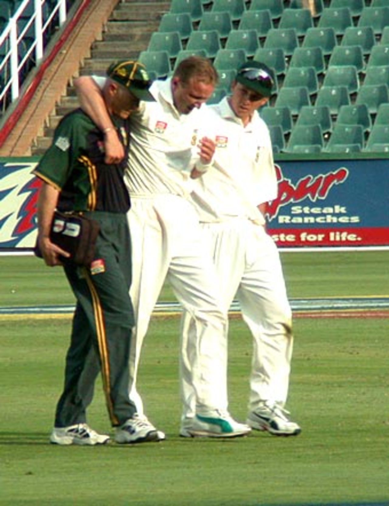 Allan Donald leaves the field with the help of Craig Smith and Boeta Dippenaar