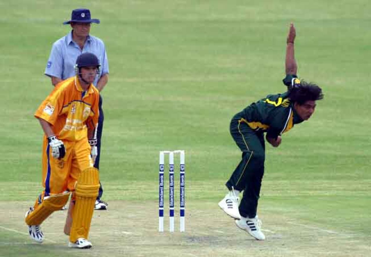 Mohammad Sami and Stephen Cook, Gauteng Invitation XI v Pakistanis 1 Feb 2003