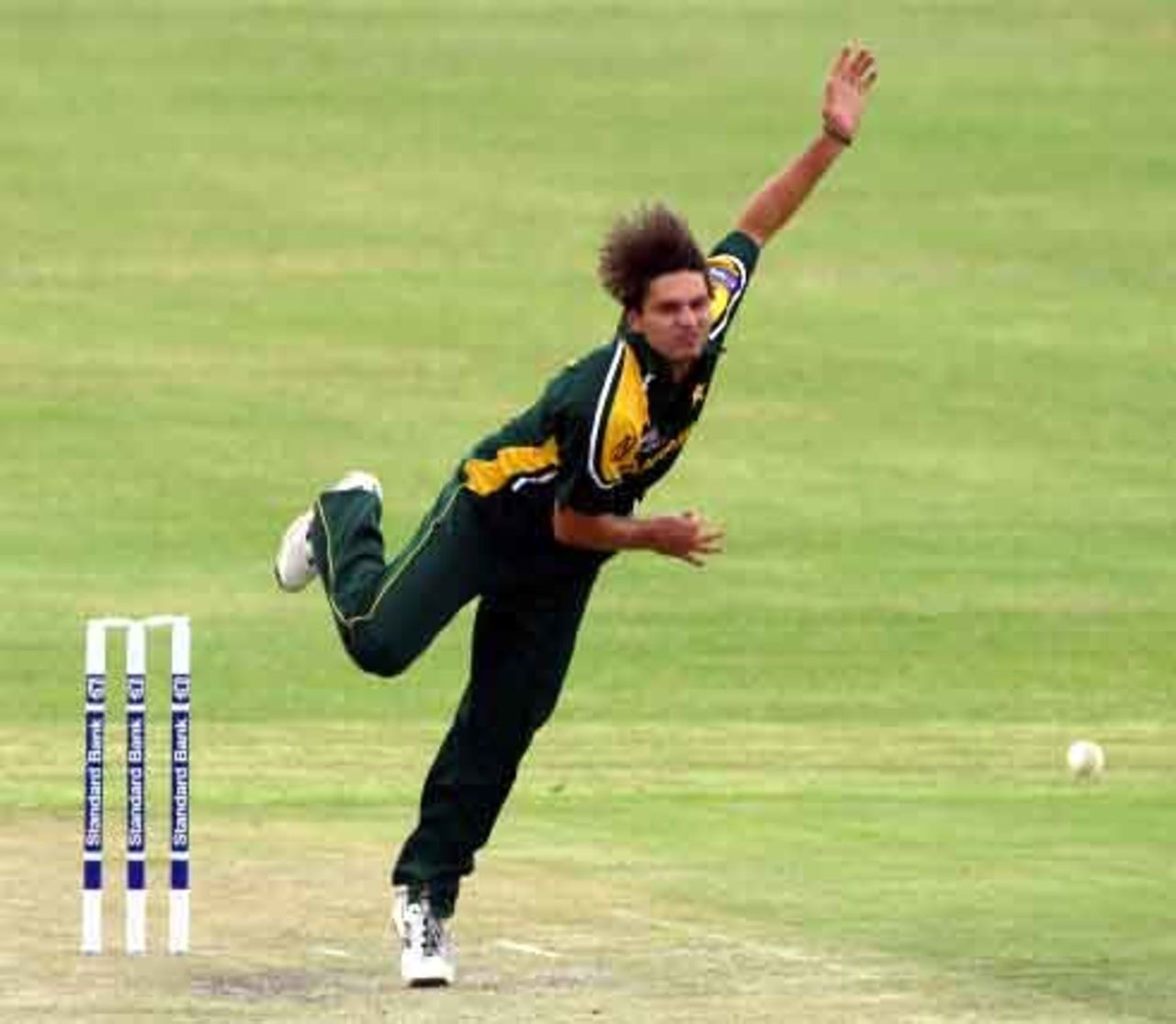 Shahid Afridi bowling, Gauteng Invitation XI v Pakistanis 1 Feb 2003