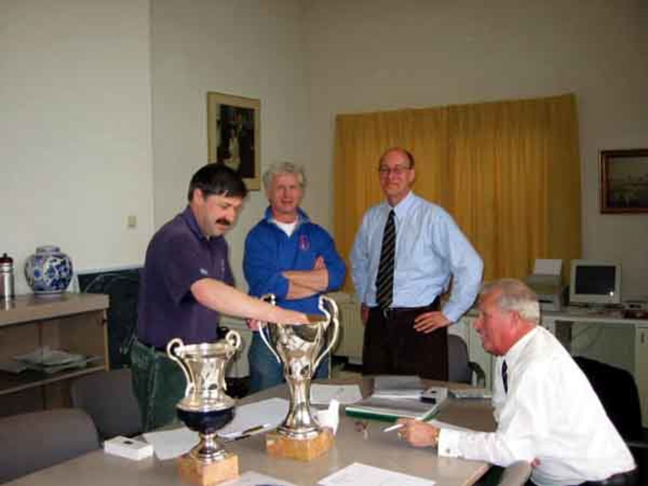Tournament Director David Jukes conducts the draw, watched by Alex de la Mar, Ian Stuart & Wim Neleman