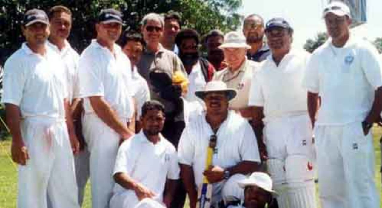 Samoan team with Sir Richard Hadlee, 2001