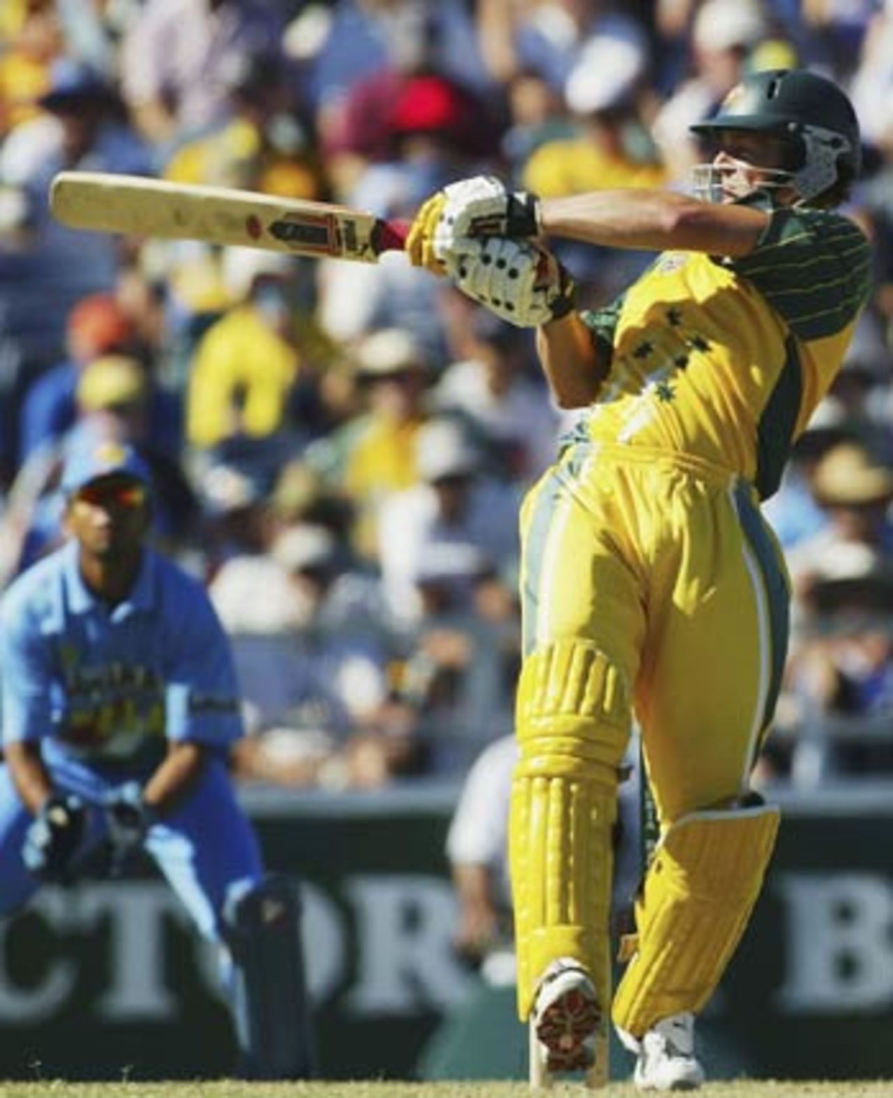 Adam Gilchrist pulls a short one, Australia v India, 11th match, VB Series, Perth, February 1, 2004