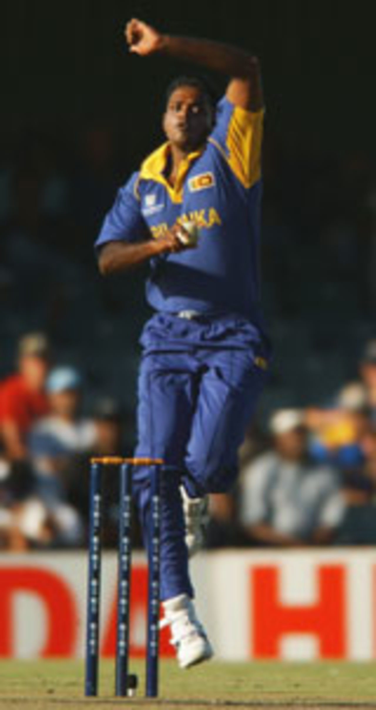 Dilhara Fernando bowling, Sri Lanka v Zimbabwe, World Cup, March 15, 2003, East London