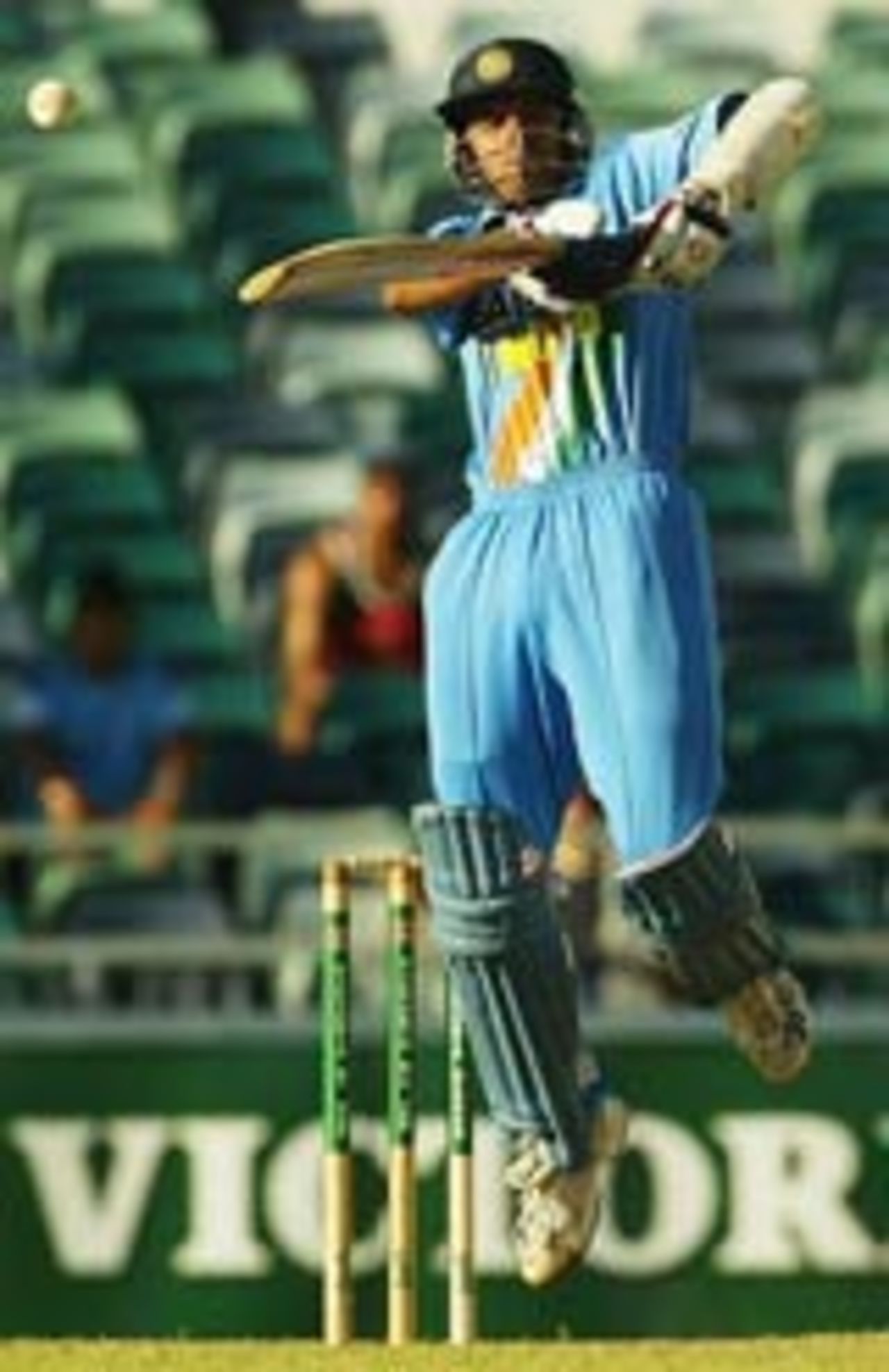 Rahul Dravid tackles a short ball in ungainly fashion, India v Zimbabwe, 12th ODI, VB Series, Perth, February 3rd, 2004