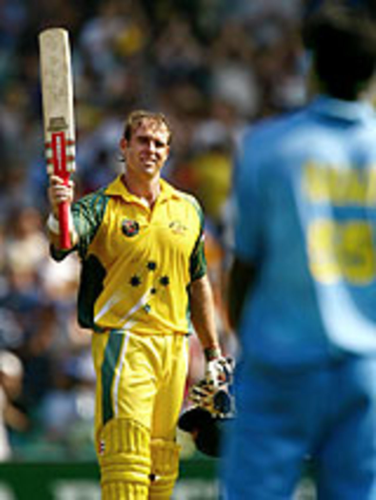 Hayden soaks up the applause, Australia v India, VB Series, 2nd final, Sydney, February 8, 2004