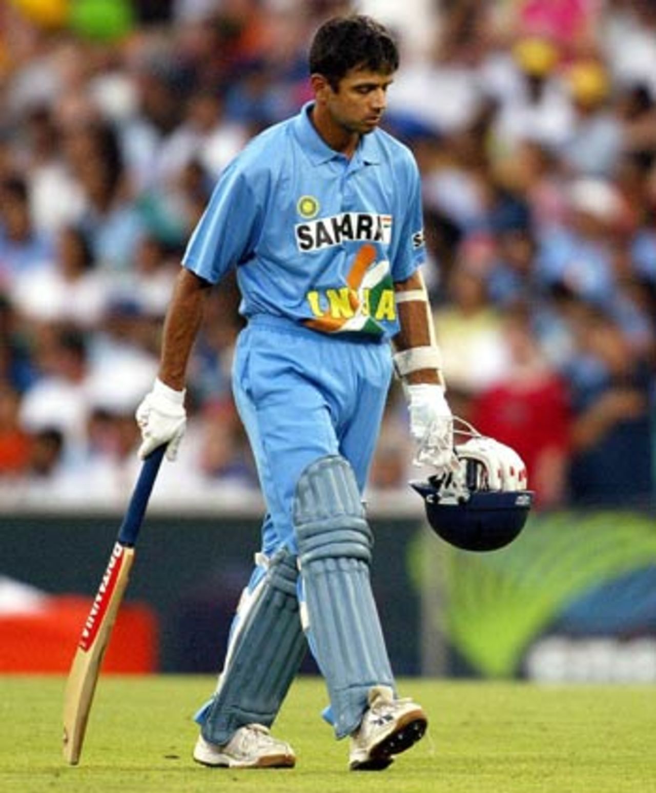Rahul Dravid walked off in disappointment after he failed again, Australia v India, VB Series, 2nd final, Sydney, February 8, 2004