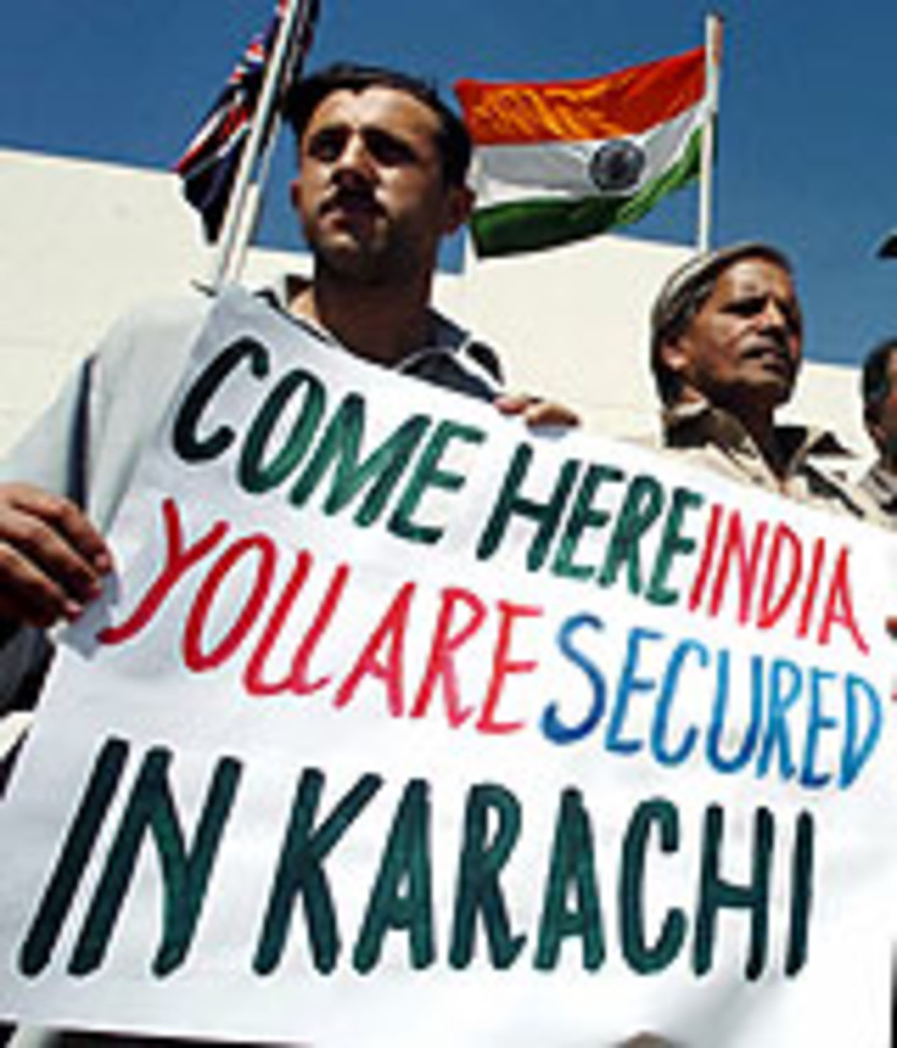 Pakistani fans urge India to tour, Karachi, February 2004