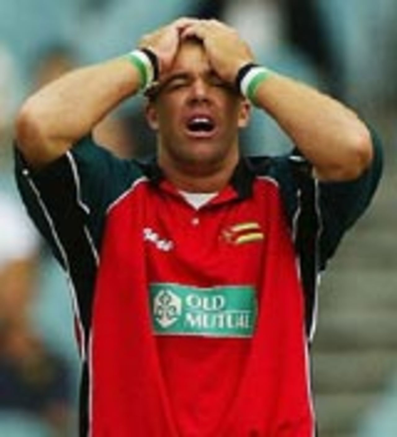 Heath Streak - hands on head, Zimbabwe v Australia, VB Series, 2003-04