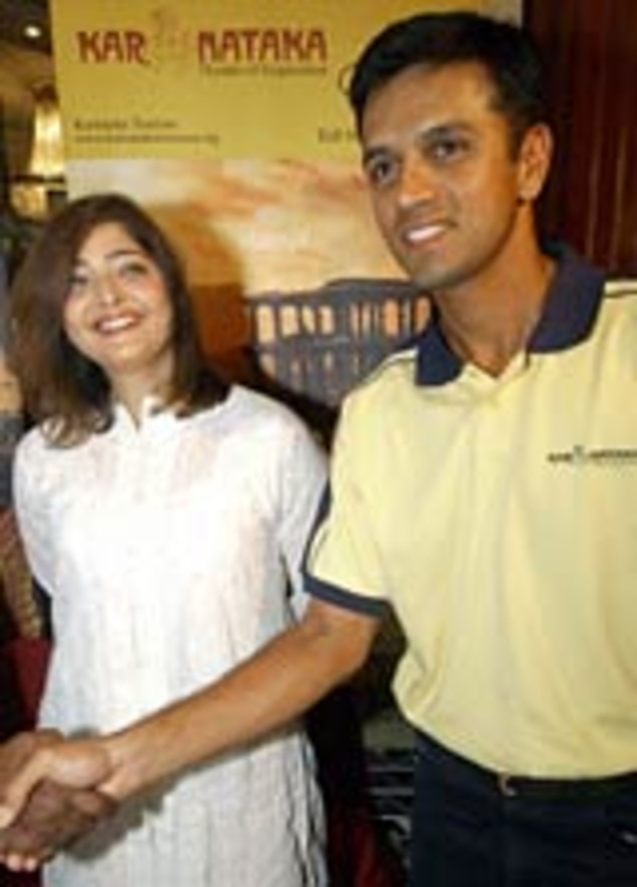 Rahul Dravid is greeted by singer and actress Vasundhara Das after they were endorsed by Karnataka Tourism as brand ambassadors, Bangalore, February 24, 2004