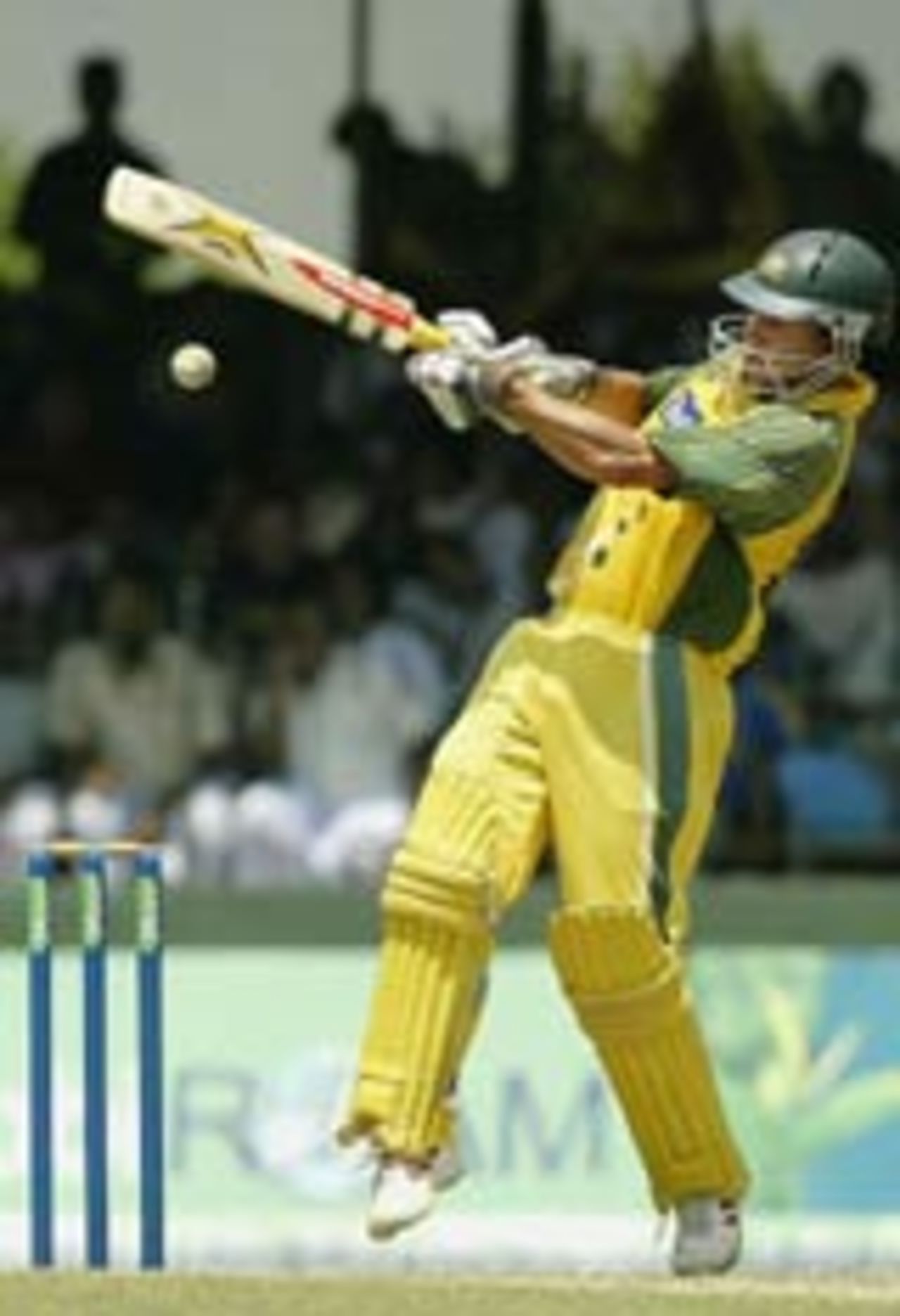 Brad Hogg pulls, Sri Lanka v Australia, 5th ODI, Colombo, February 29, 2004
