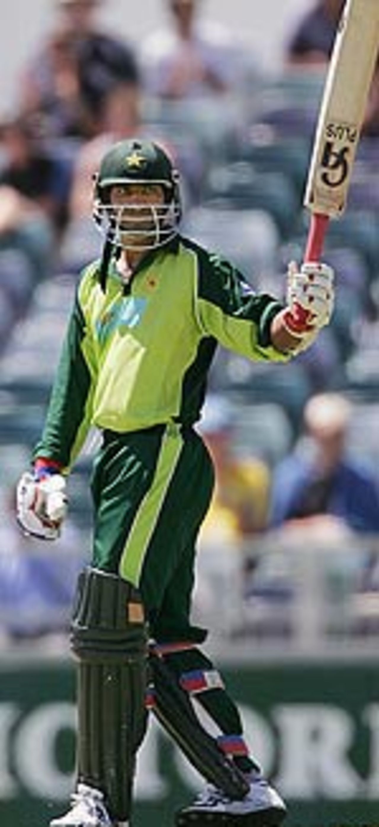Yousuf Youhana acknowledges the cheers, Pakistan v West Indies, VB Series, Perth, February 1, 2005