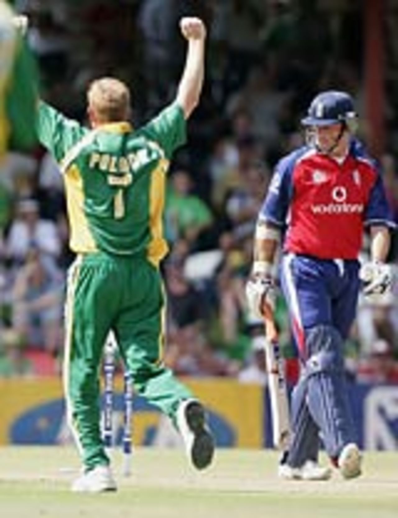 Shaun Pollock dismisses Marcus Trescothick, South Africa v England, 2nd ODI, Blomfontein, February 2, 2005
