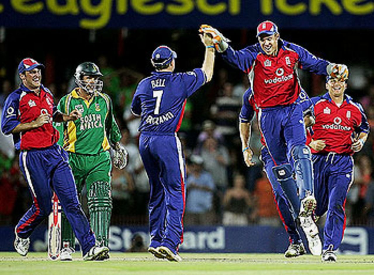 Kabir Ali secures a last-gasp tie, as Andrew Hall is stumped off the final ball of the match, England v South Africa, Bloemfontein, 2nd ODI, February 2, 2005