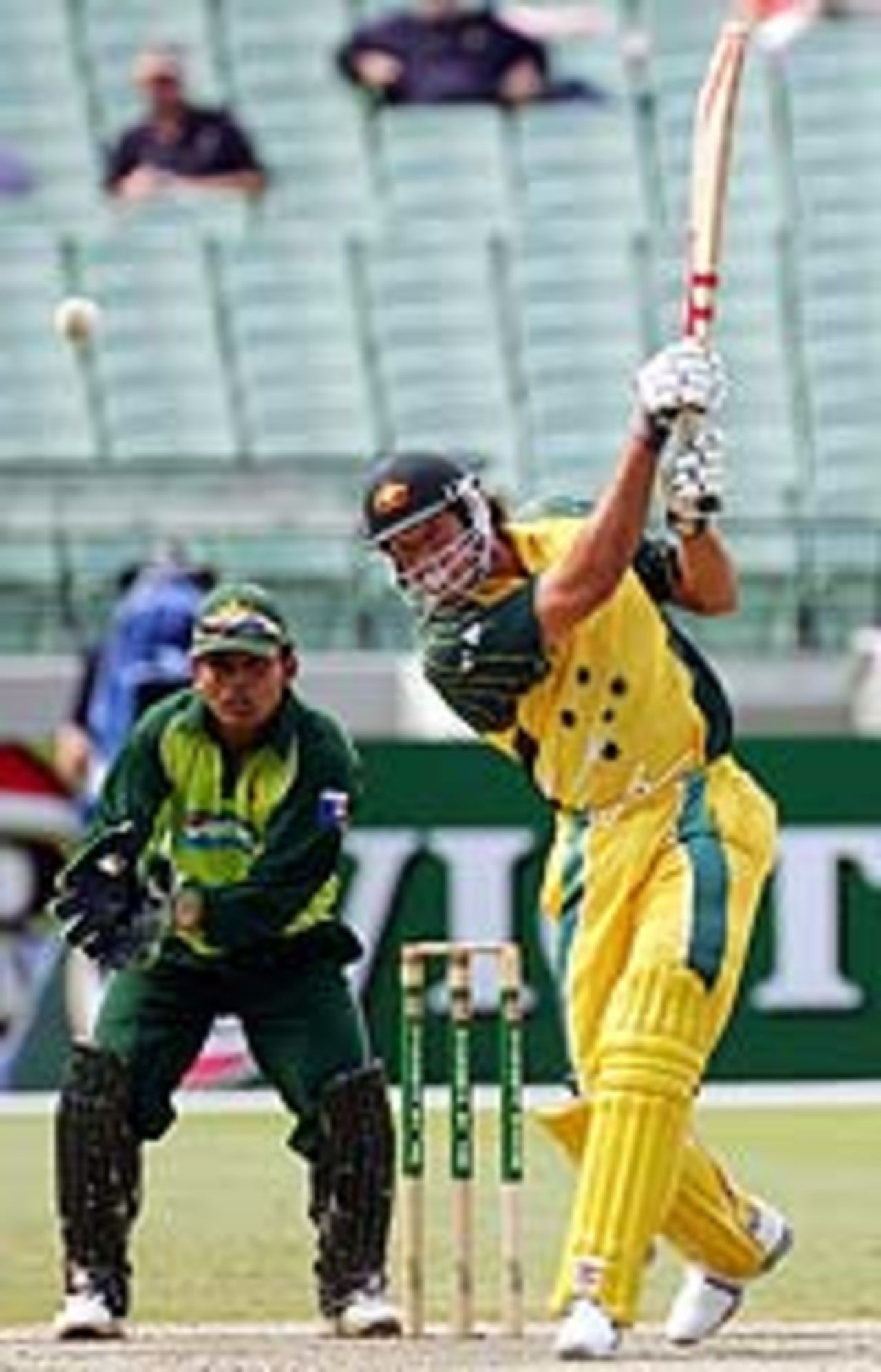 Andrew Symonds drives powerfully, Australia v Pakistan, 1st final, VB Series, Melbourne, February 4, 2005