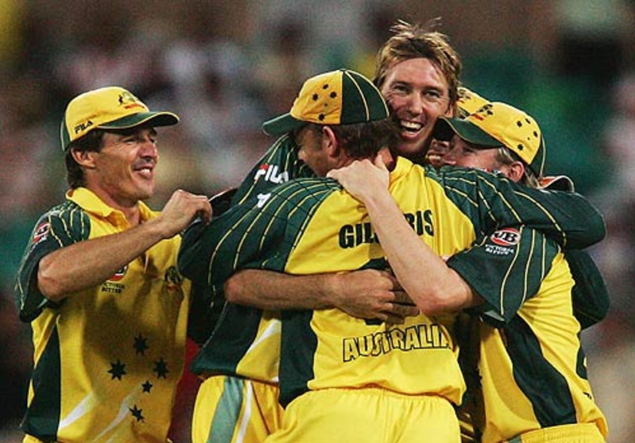 One team gets the group hug, the other gets the therapy, Australia v Pakistan, VB Series final, February 6, 2005