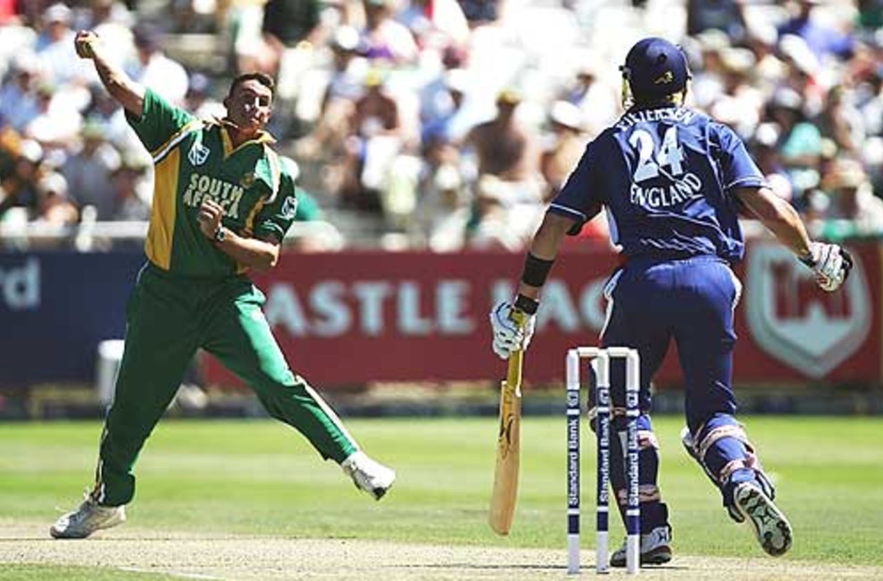 Andre Nel keeps Kevin Pietersen on his toes, as he fields and shies off his own bowling, 4th ODI, South Africa v England, Cape Town, February 6, 2005