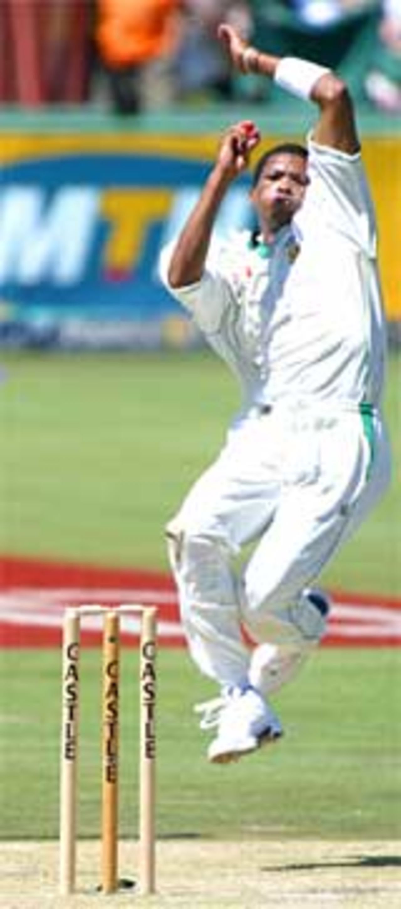 Makhaya Ntini in action, 4th ODI, South Africa v England, Cape Town, February 6, 2005