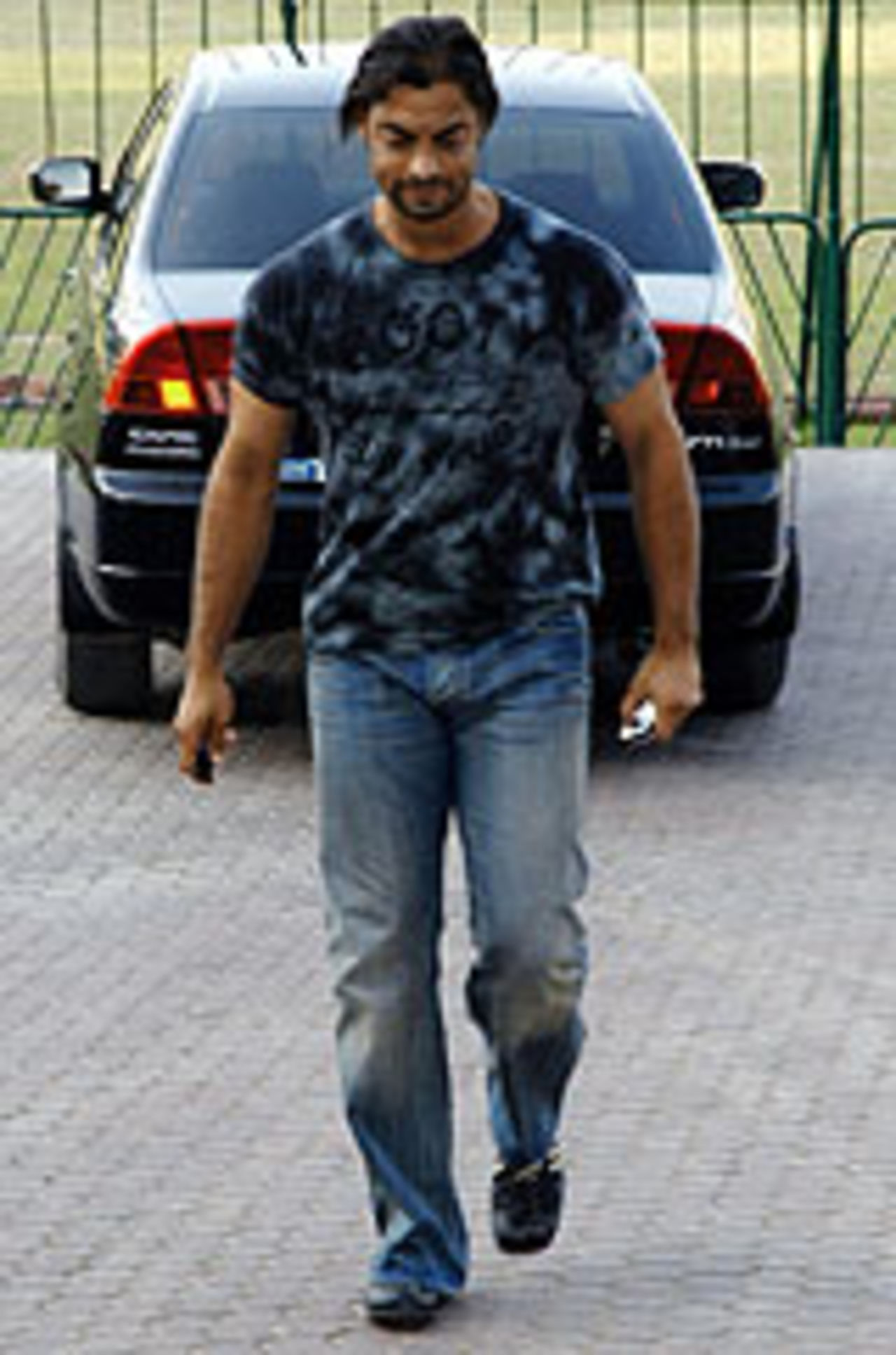 Shoaib Akhtar arrives for his disciplinary hearing, where he was fined US$500 for 'erratic behaviour', February 17, 2005