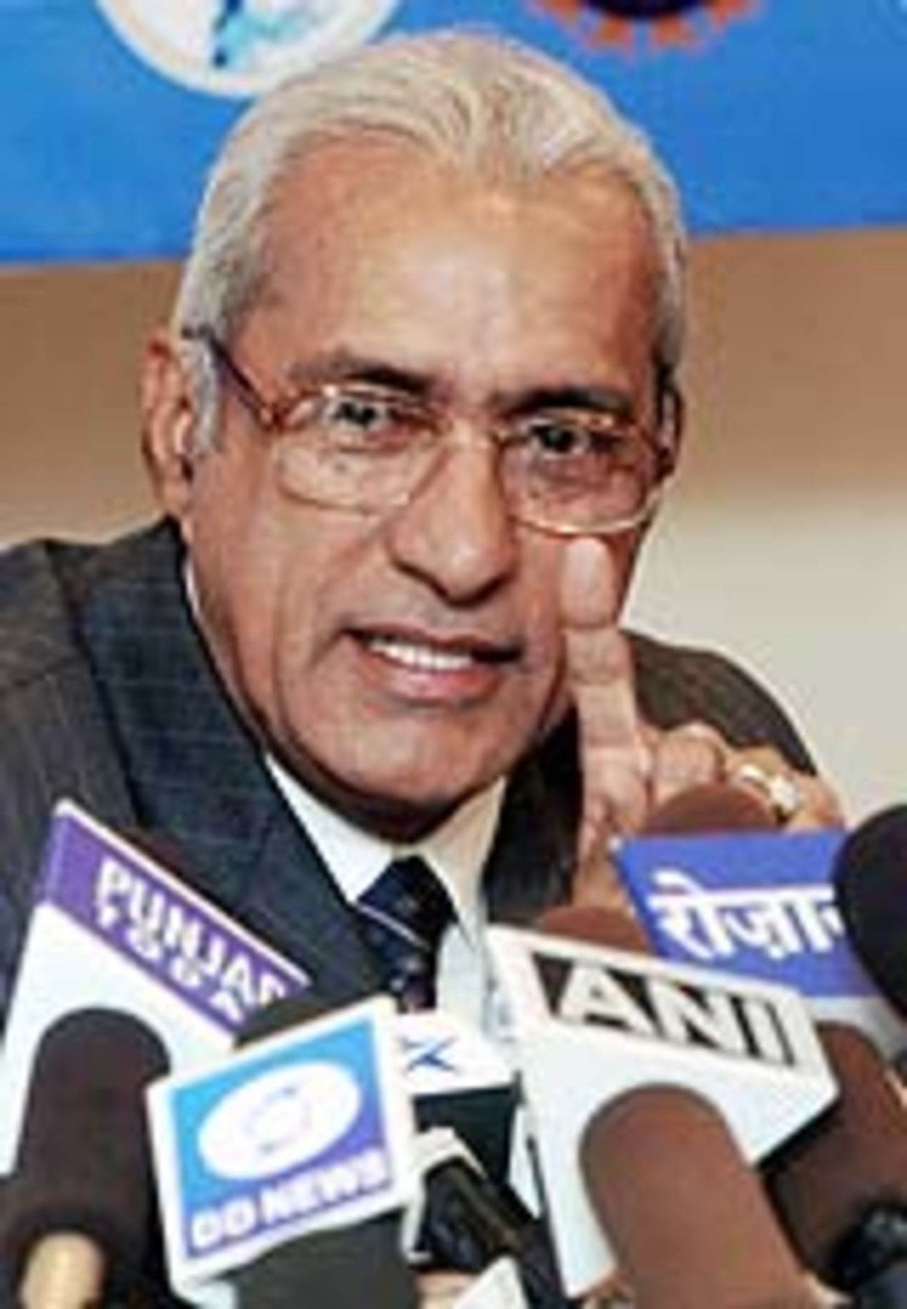 Ranbir Singh Mahendra at a press conference, Delhi, February 17, 2005