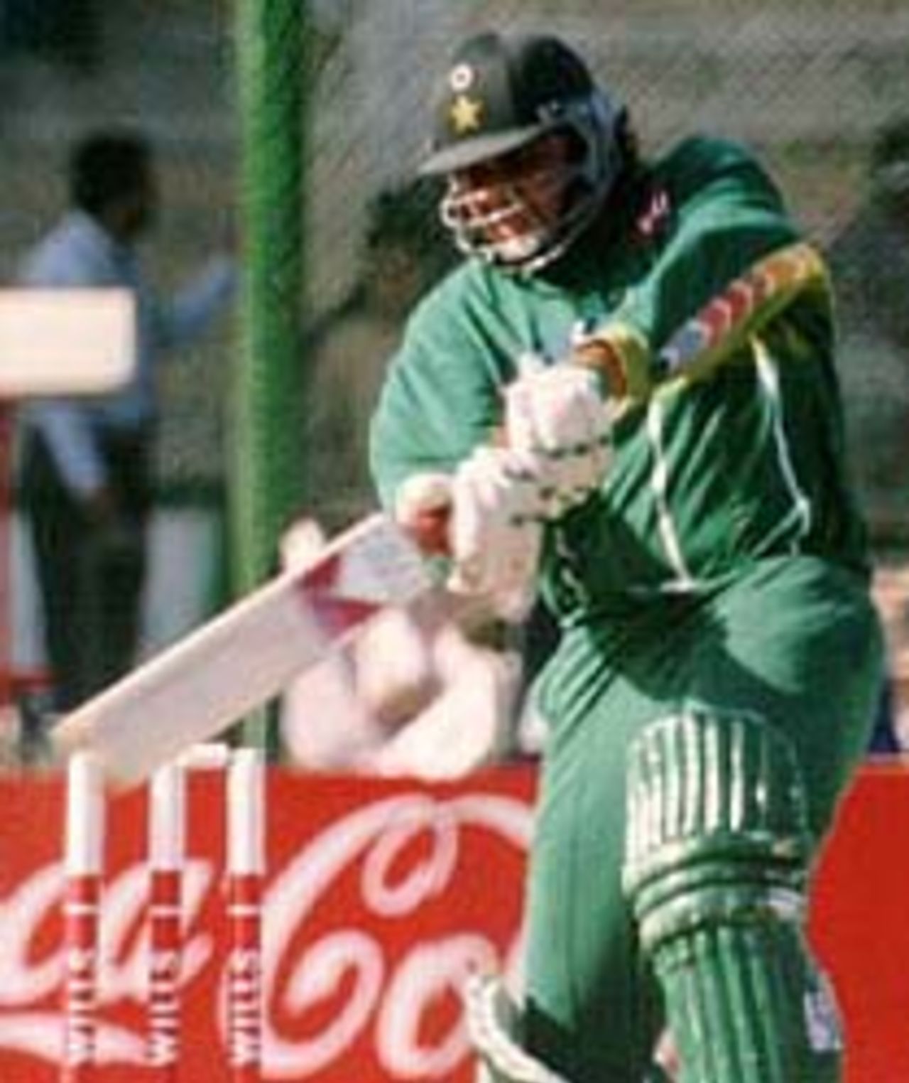 Inzamam keeps his eye on the ball in WC '96!