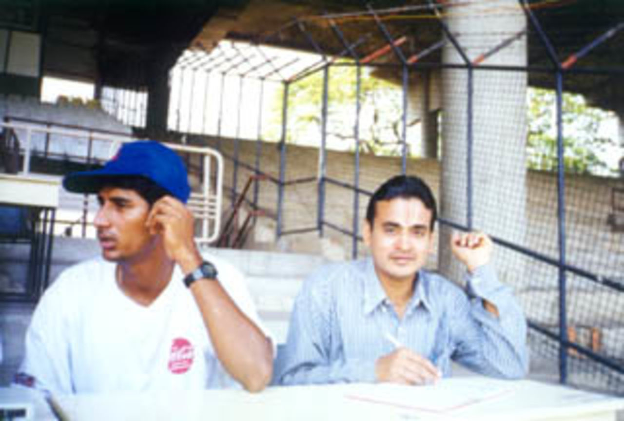 Sadagopan Ramesh watches the irc channel cricket proceedings as N Srinivasan (CricInfo) looks on.