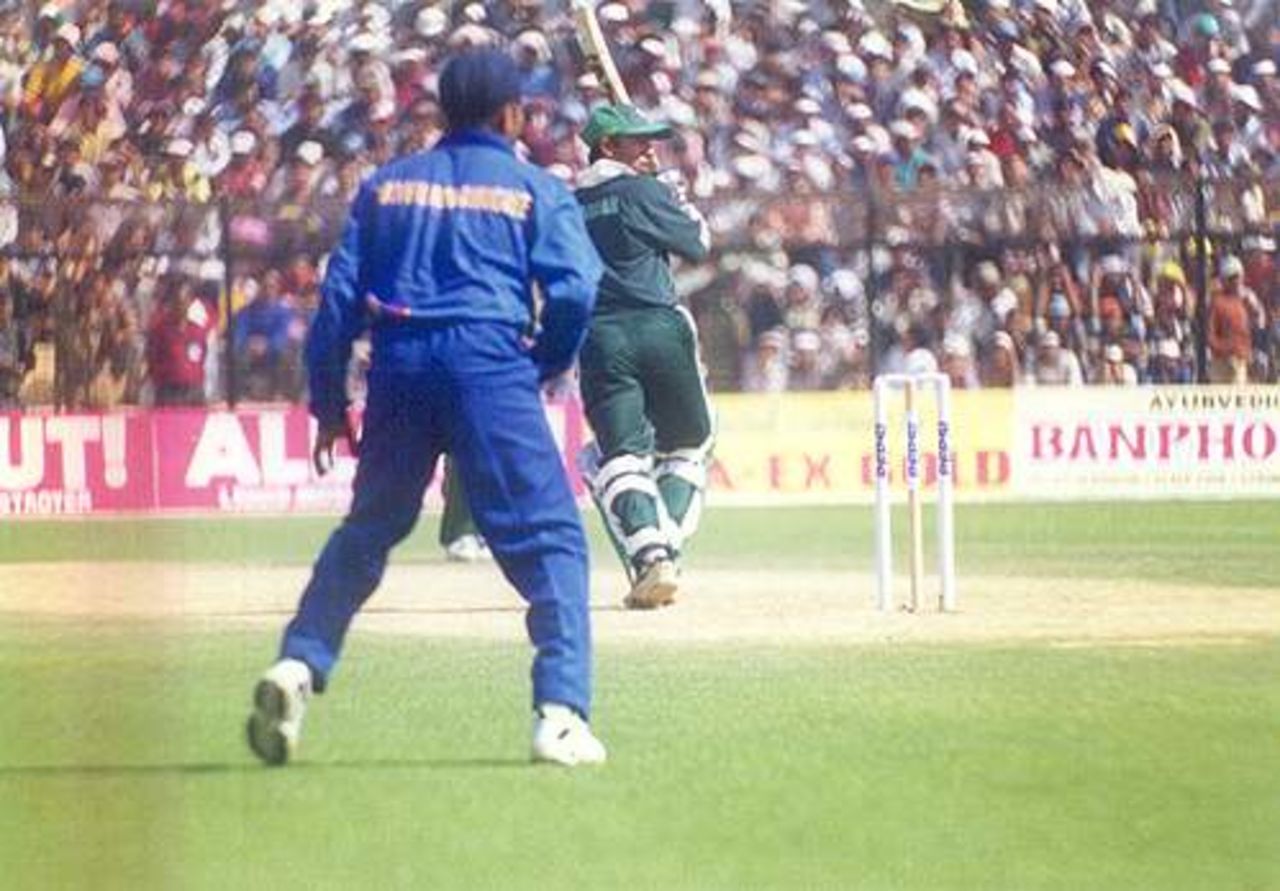 Saeed Anwar flicks to fineleg as Mahela Jayawardene looks on, Pepsi Cup, Keenan Stadium, Jamshedpur, 19 March 1999