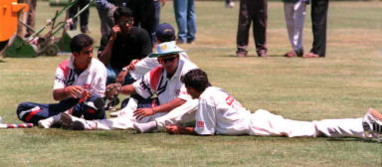 Jadeja discusses strategy with Chopra and Agarkar during net practice  29 March 1999, at the Nehru stadium, Pune.