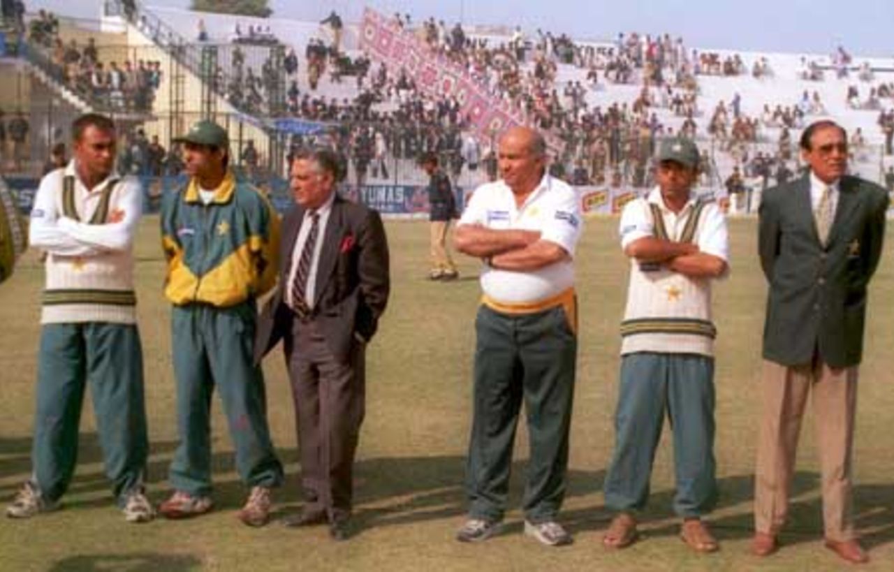 Pakistan team in the Man of the Match ceremony, Pakistan v Sri Lanka, 2nd Test 5-9 March 2000