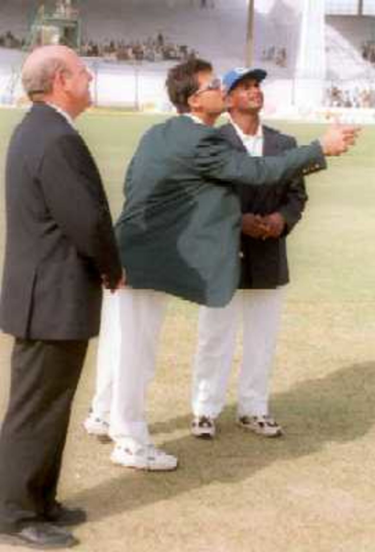 Pakistan's stand-in captain Moin Khan spins the coin before the start of the 3rd Test against Sri Lanka, Match referee Brian Hastings and Sri Lankan skipper Jayasuriya also seen, Pakistan v Sri Lanka, 3rd Test at Karachi, 12-16 March 2000