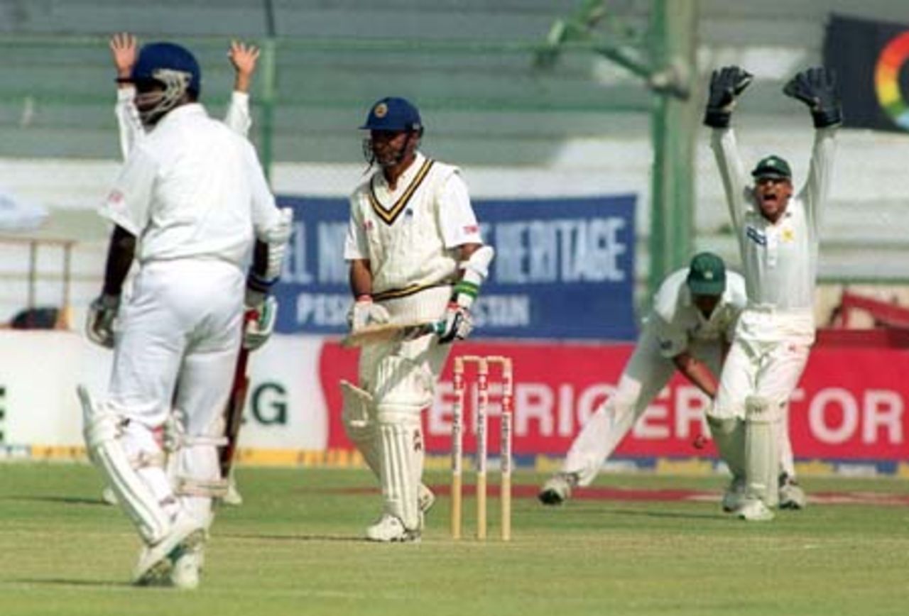 Moin Khan appeals against Atapattu in the 1st innings, Pakistan v Sri Lanka, 3rd Test at Karachi, 12-16 March 2000