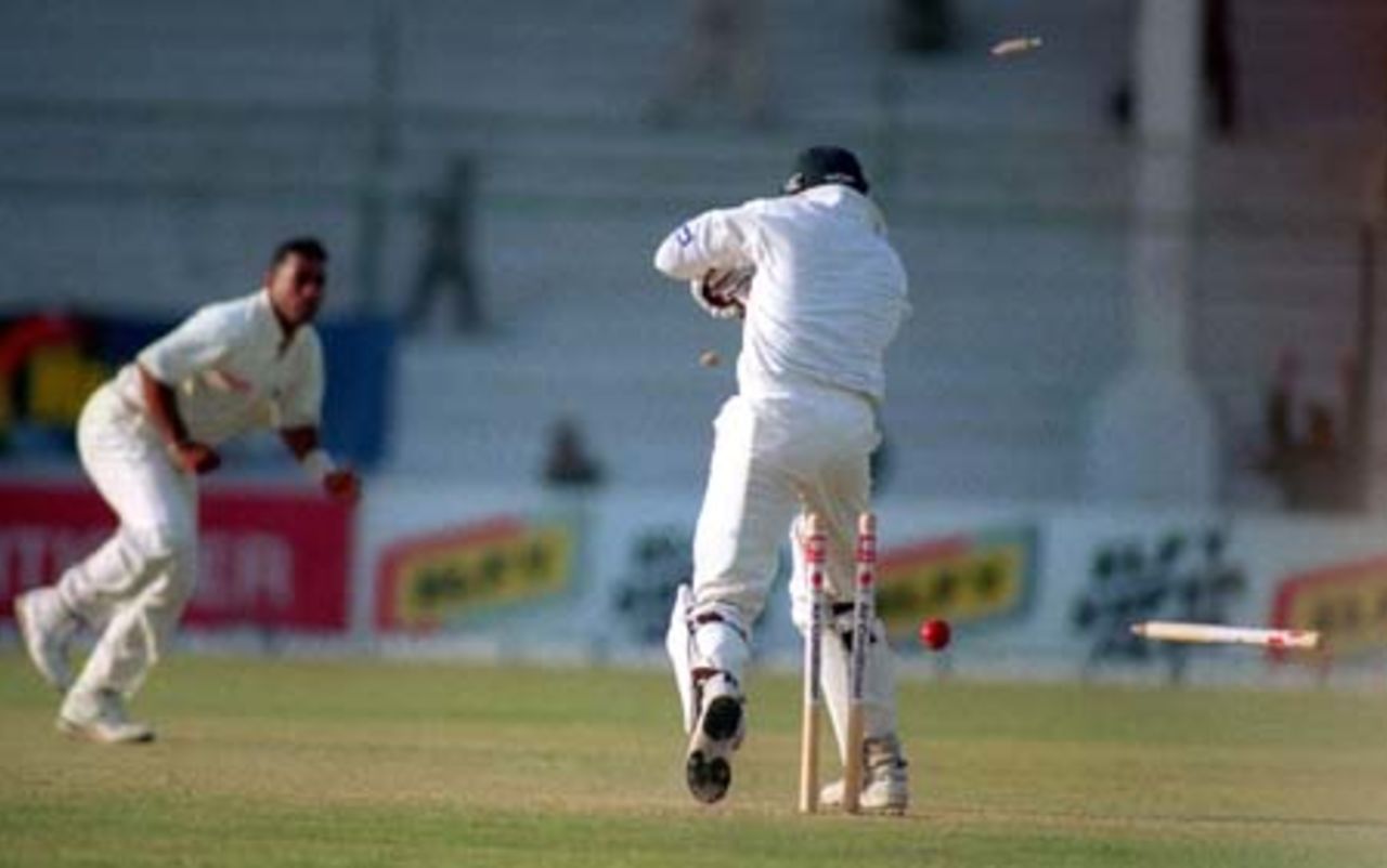 Pushpakumara bowls out Shahid Afridi in the 2nd innings, Pakistan v Sri Lanka, 3rd Test at Karachi, 12-16 March 2000
