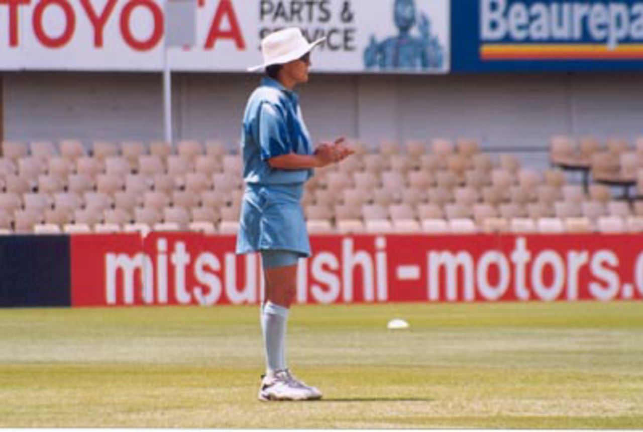 NSWIS Blues batsman Martha Winch fielding. NSW versus WA, National League Final, SCG, 18 December 1999