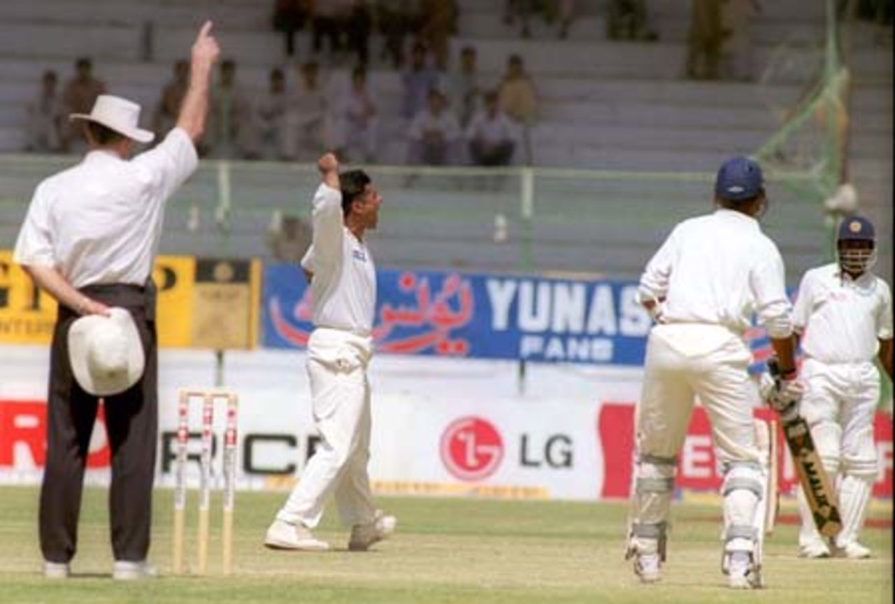 Umpire Tiffin declares Jayasuriya out lbw off Waqar Younis in the 2nd innings, Pakistan v Sri Lanka, 3rd Test at Karachi, 12-16 March 2000