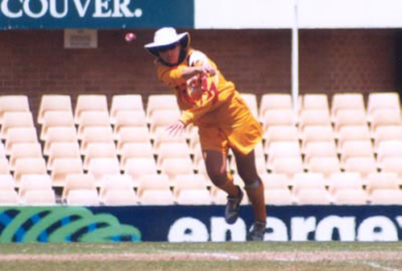 Suzanne Lienert returns the ball from the outfield. WA versus NSW, Womens League final, SCG, 18 Dec 1999