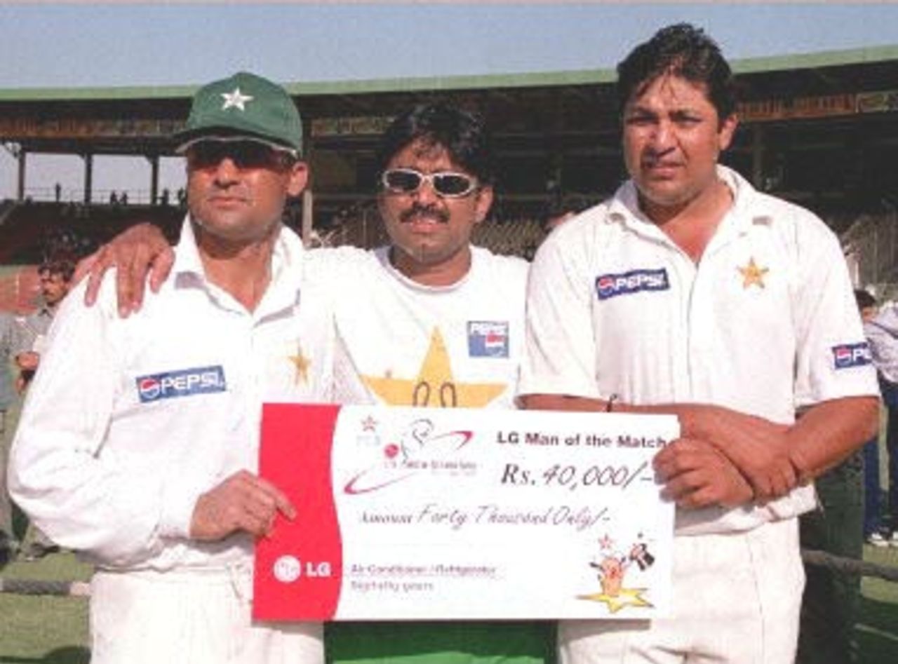 Man of the match, Pakistani batsman Inzamam-ul-Haq (R) along with his team skipper Moin Khan (L) and newly appointed coach Javed Miandad after receival of the man-of-the-match award at the end of the third and final cricket Test in Karachi, 15 March 2000. Haq hit a brilliant 138 to build the cornerstone of Pakistan highest score in the series. Pakistan downed Sri Lanka by an emphatic 222-run margin to restore some of their damaged pride, but the tourists clinched the Test series by 2-1.