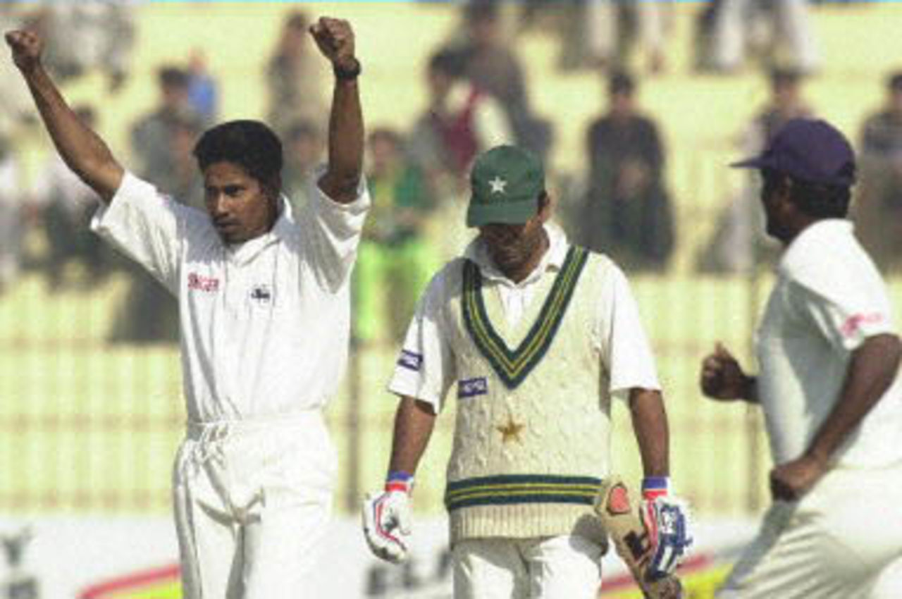 Sri Lankan pacer Chaminda Vaas (L) celebrates after taking the wicket of Pakistani captain Saeed Anwar (C) on the final day of play of the 2nd cricket Test match in Peshawar, Pakistan 09 March 2000. Sri Lanka defeated Pakistan by 57 runs and won the three Test series 2-0.