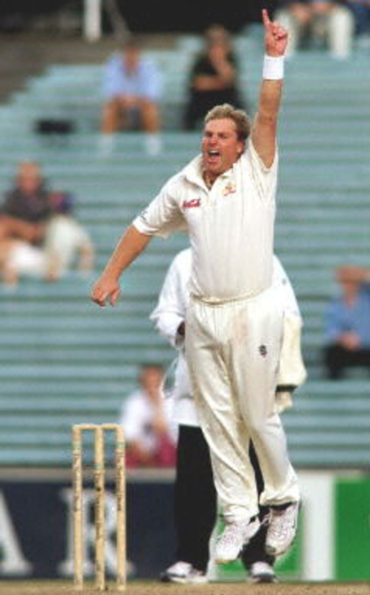 Australian spinner Shane Warne celebrates dismissing New Zealand batsman Nathan Astle to equal the Australian test wicket taking record held by former paceman Dennis Lillee on the third day of the first Test Match being played at Eden Park in Auckland, 13 March 2000. New Zealand, who is chasing 281 runs for victory, are 151-5 at stumps.