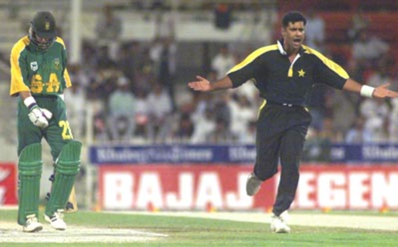 Waqar Younis celebrates after dismissing Gibbs for a duck Pakistan v South Africa, Coca-Cola Cup, 1999/00, C.A. Stadium Sharjah, 24 March 2000.