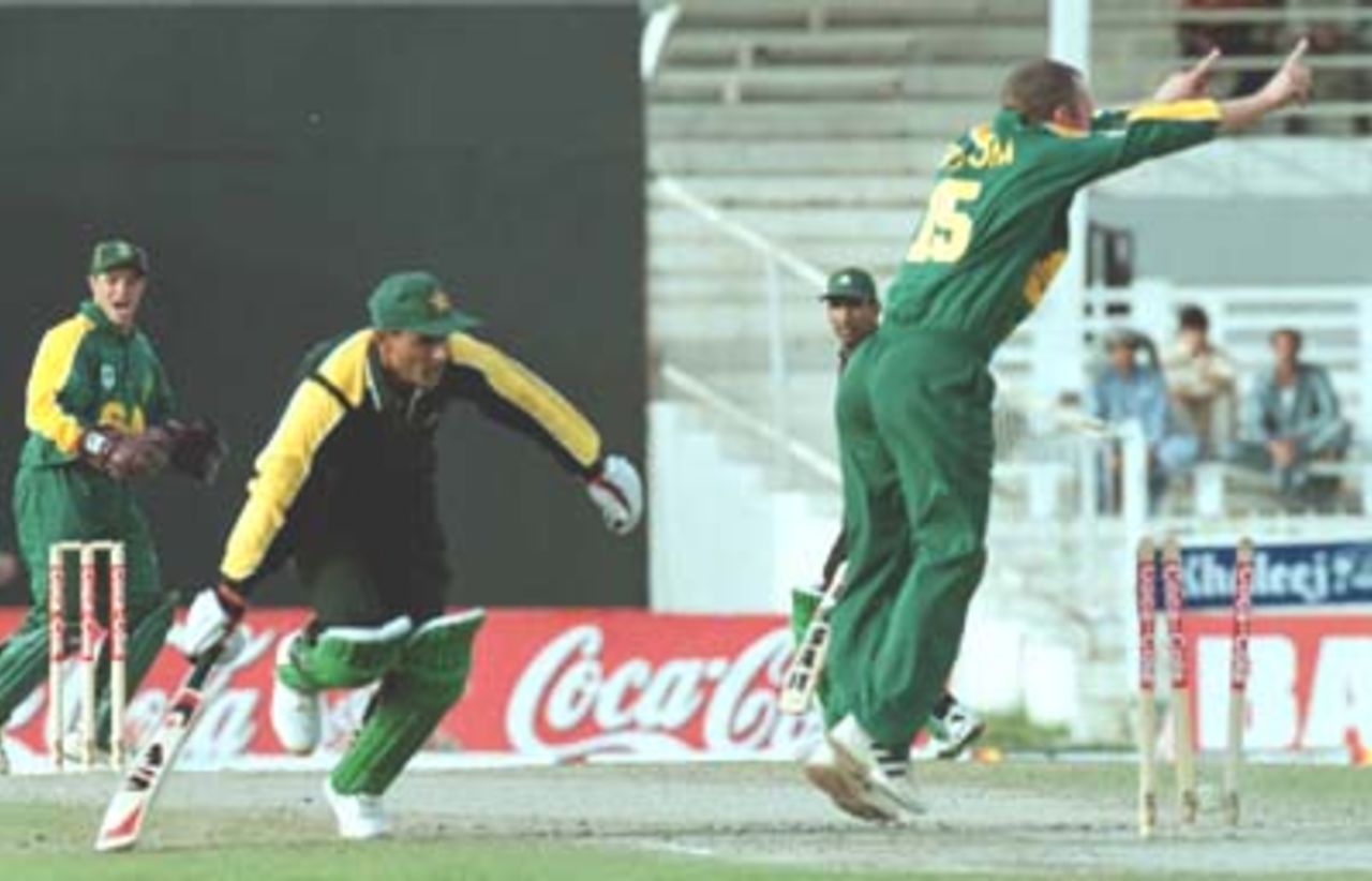 Abdur Razzaq run out by a direct throw from Klusener, Pakistan v South Africa, Coca-Cola Cup 1999/00, Sharjah C.A. Stadium, 28 March 2000.