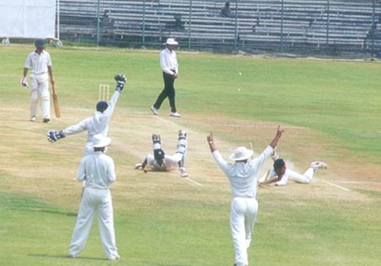 RS Sodhi fails to run out S Sriram, Tamil Nadu v Punjab, Ranji Trophy 1999/00, 2nd Quarter-Final, MA Chidambaram Stadium Chepauk, Chennai, 30 March-3 April 2000.
