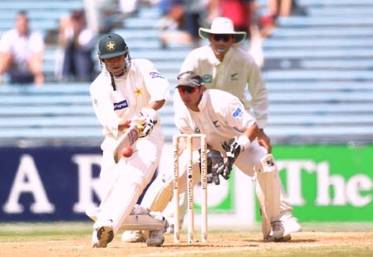 Pakistan batsman Younis Khan pulls a short ball from New Zealand off spinner Paul Wiseman during his second innings of 149 not out, while wicket-keeper Adam Parore and slip fielder Stephen Fleming looks on. 1st Test: New Zealand v Pakistan at Eden Park, Auckland, 8-12 March 2001 (11 March 2001).