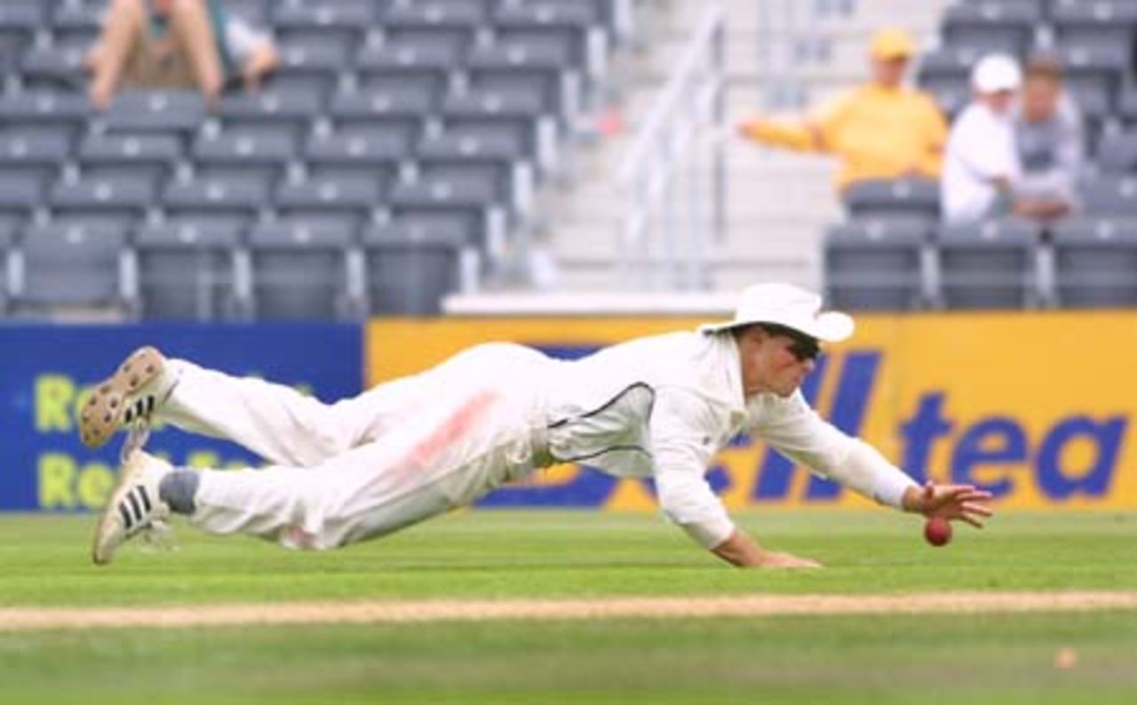 New Zealand fielder Matthew Bell dives to his left to stop the ball. 2nd Test: New Zealand v Pakistan at Jade Stadium, Christchurch, 15-19 March 2001 (17 March 2001).