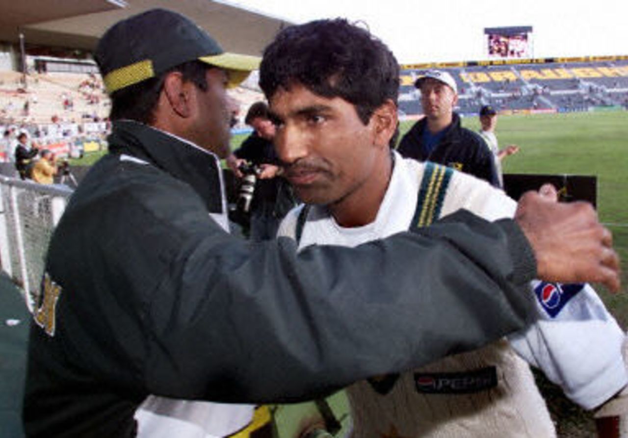 Pakistan batsman Yousuf Youhana (R) is congratulated by team coach Javed Miandad (L) after scoring a double century on the fourth day of the second Test match being played in Christchurch, 18 March 2001.