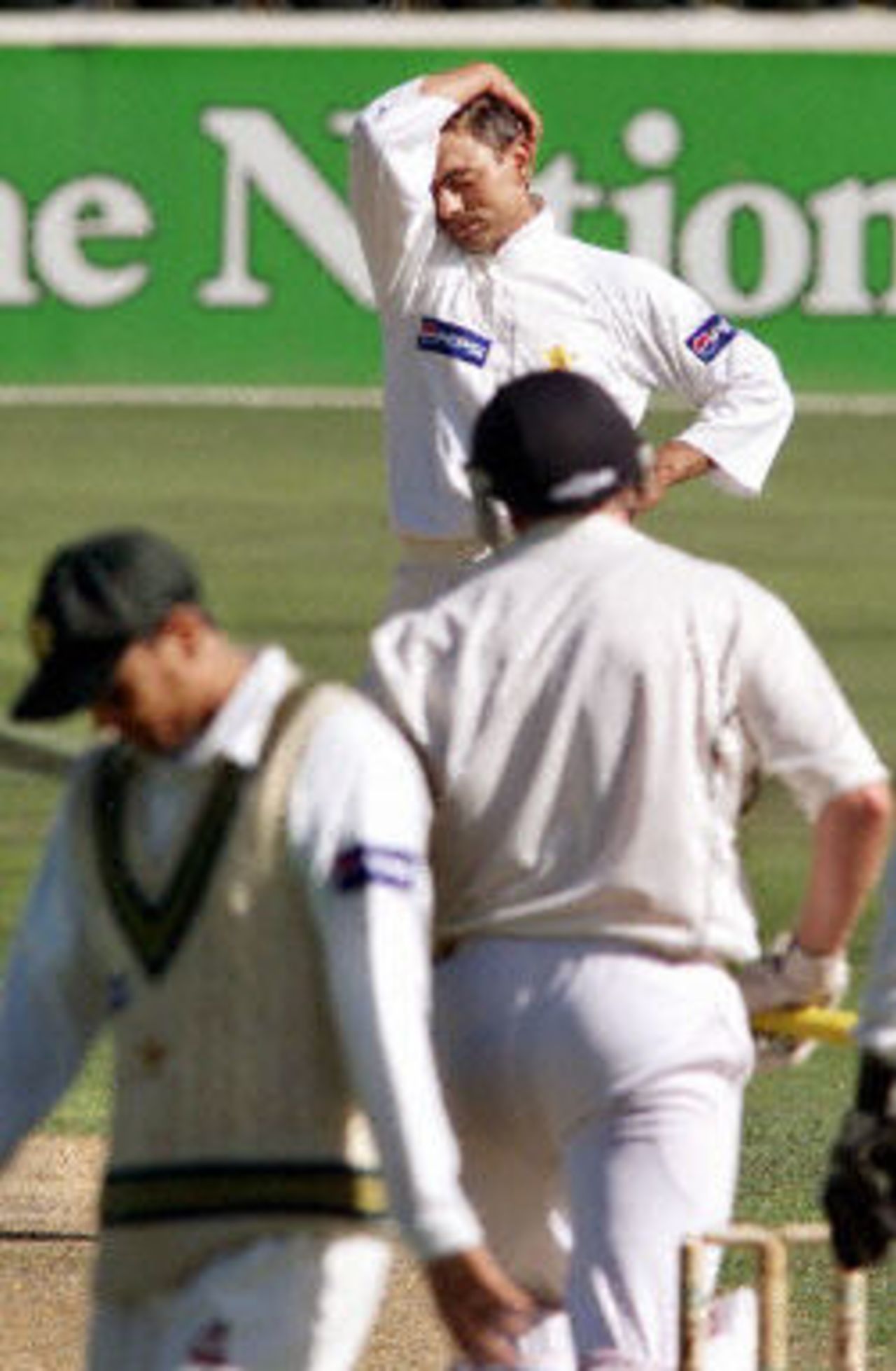 Saqlain Mushtaq shows frustration as New Zealand pile on runs, day 2, 2nd Test at Christchurch, 15-19 March 2001.
