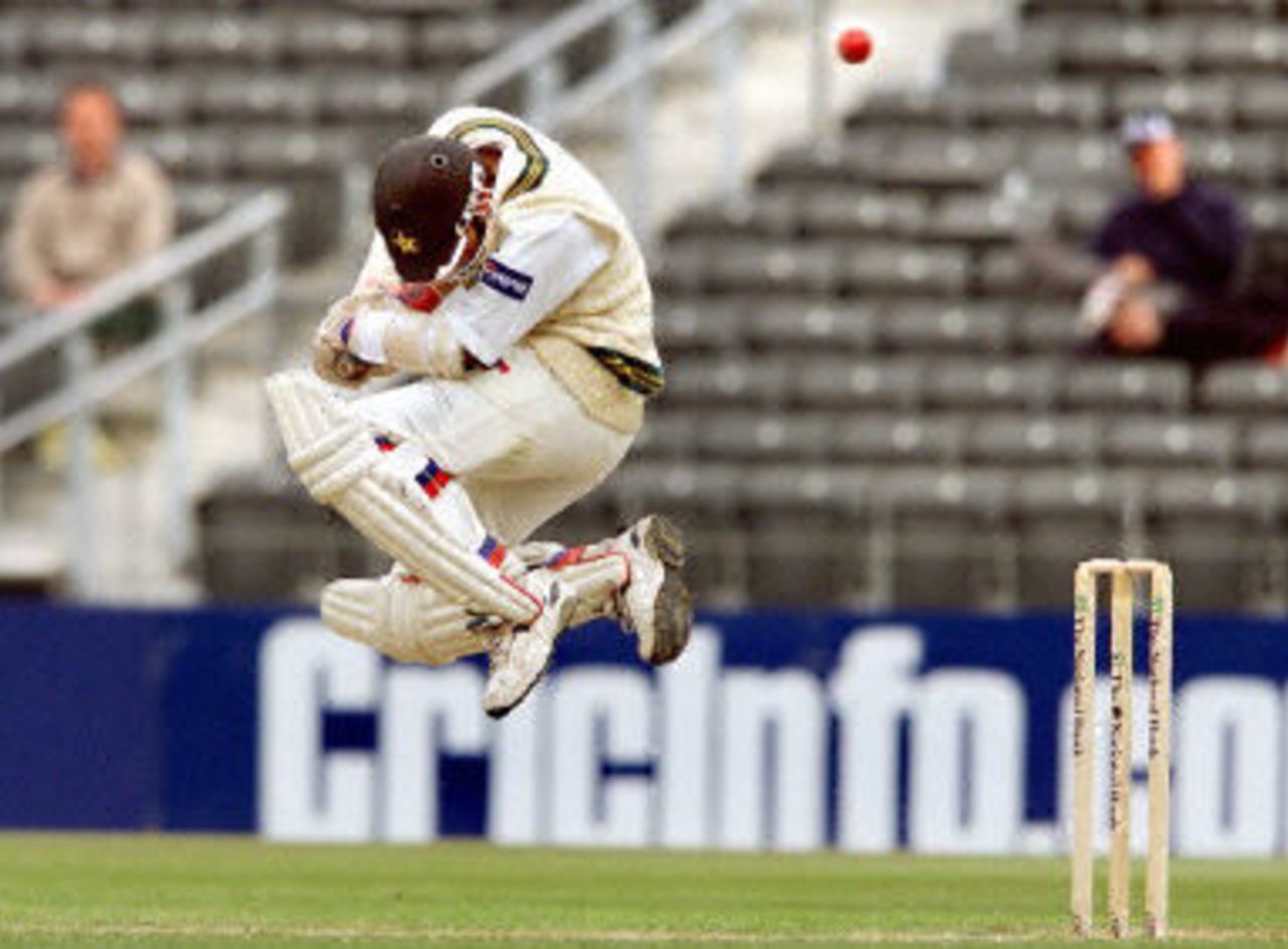 Yousuf Youhana takes evasive action to avoid a bouncer from paceman Daryl Tuffey, day 3, 2nd Test at Christchurch, 15-19 March 2001.