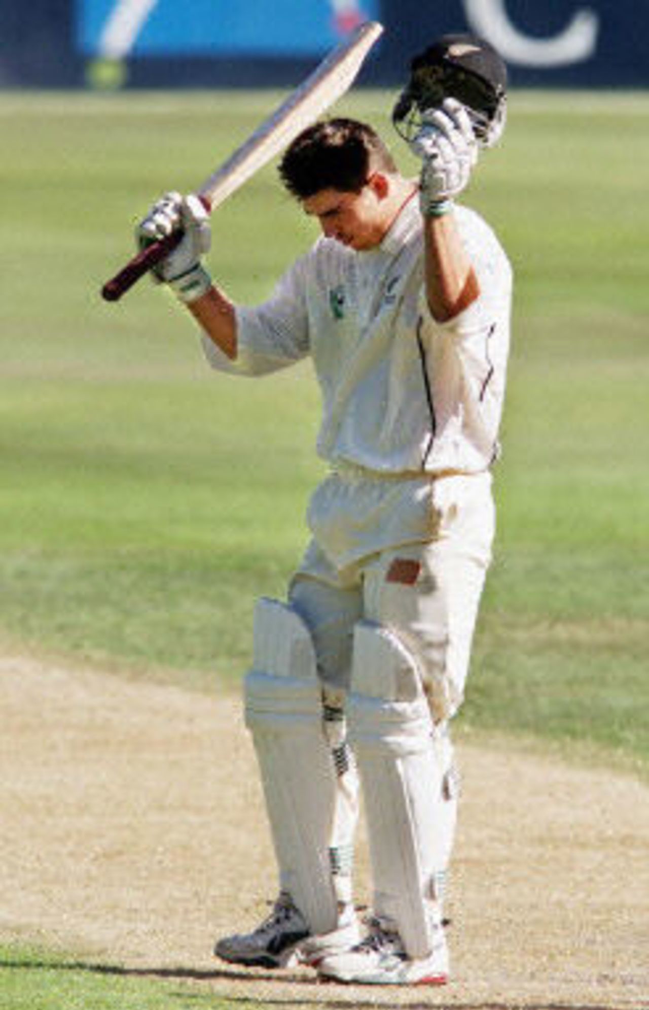 Mathew Sinclair acknowledges the applause after scoring 204 not out, day 2, 2nd Test at Christchurch, 15-19 March 2001.