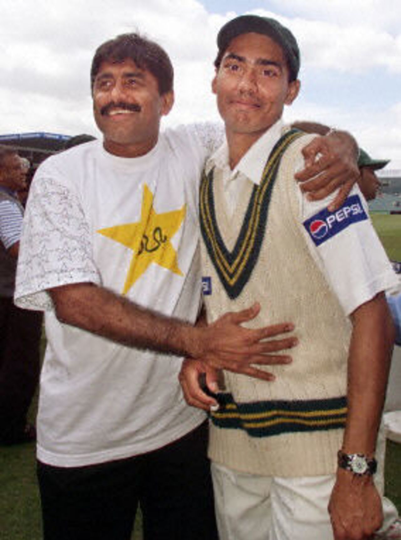Mohammad Sami being congratulated by coach Javed Miandad after capturing five wickets in the second innings and eight for the match in his test debut, day 5, 1st Test at Eden Park in Auckland, 8-12 March 2001.