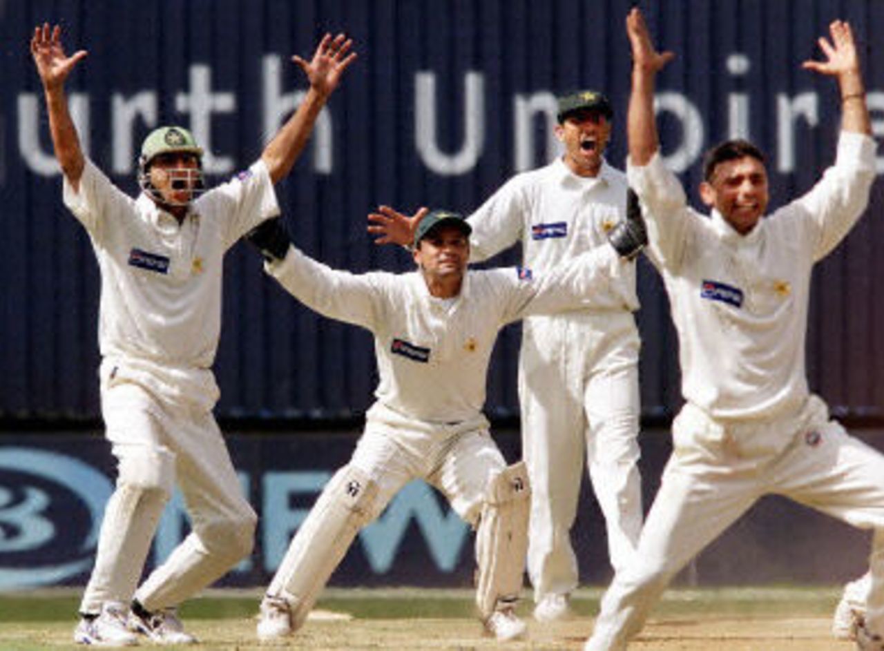 Saqlain Mushtaq appeals against Stephen Fleming for an LBW decision as Younis Khan, Moin Khan and Faisal Iqbal join in, day 5, 1st Test at Eden Park in Auckland, 8-12 March 2001.