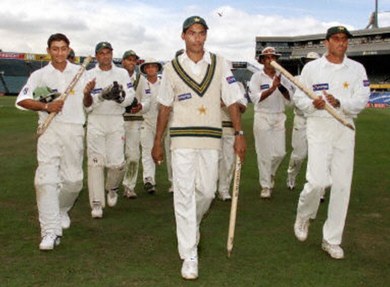 Mohammad Sami is applauded off the field after capturing five second innings wickets and eight for the match in his test debut, day 5, 1st Test at Eden Park in Auckland, 8-12 March 2001.