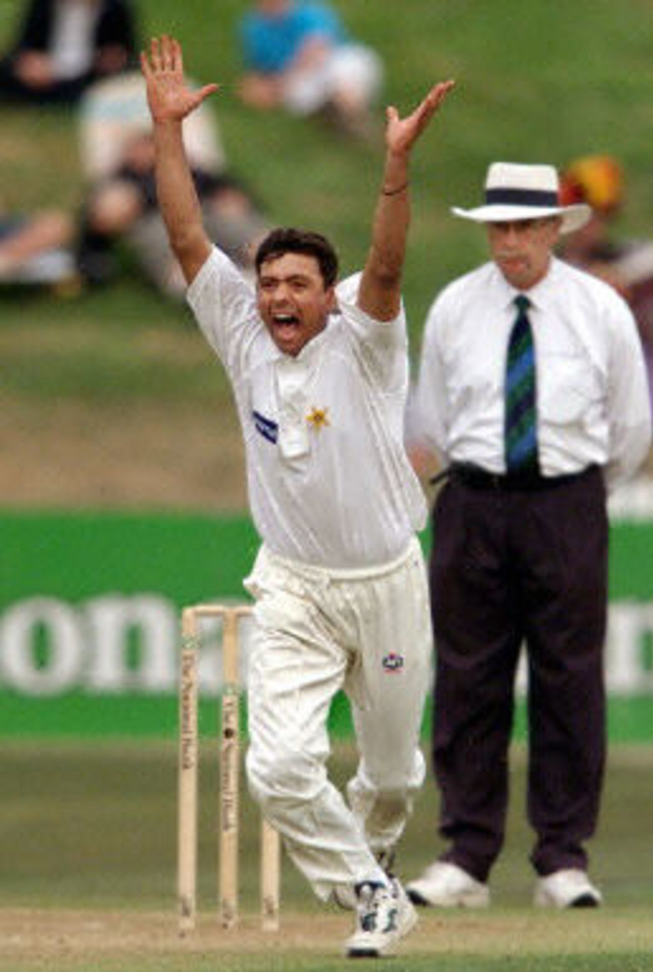 Saqlain Mushtaq appeals loudly but unsuccessfully, as umpire Steve Dunne gave the New Zealand batsman not out, day 1, 3rd Test at Hamilton, 27-31 March 2001.